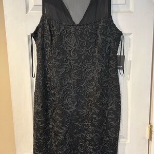 MARINA Black and White Sleeveless V-Neck Sheath Dress